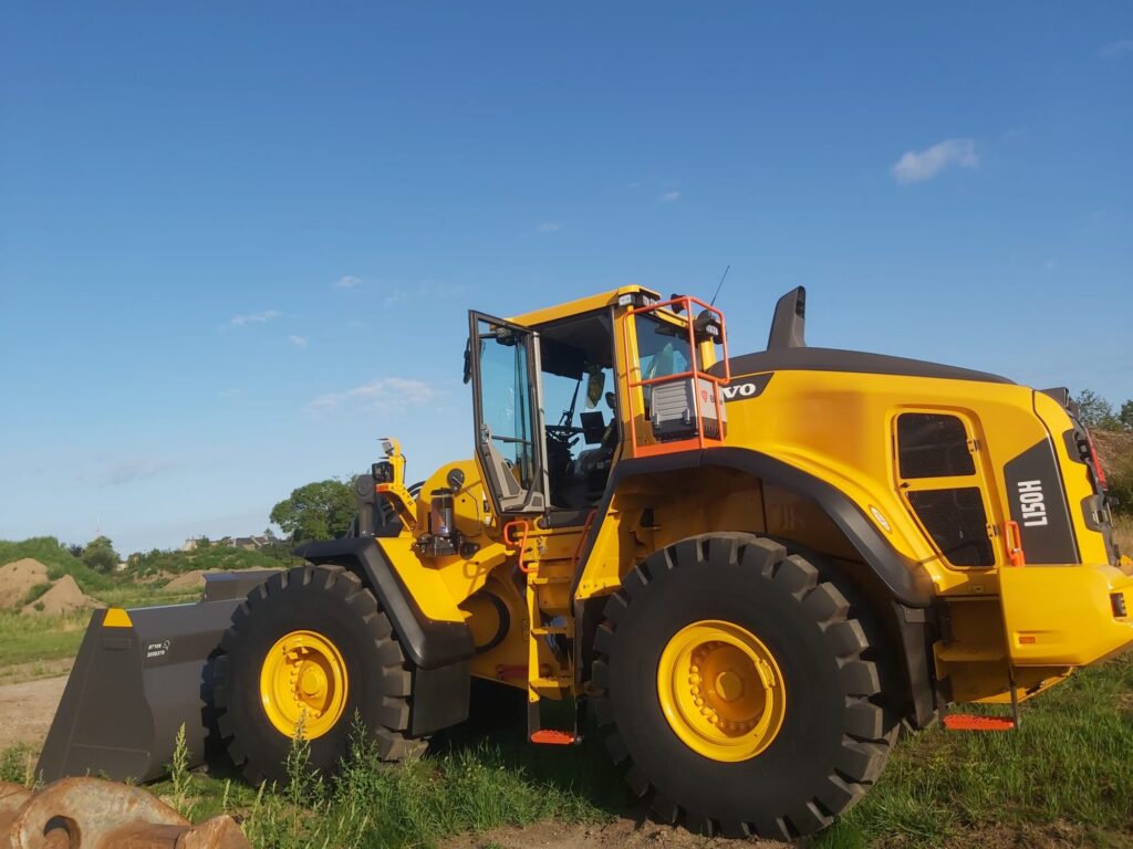 Volvo L150H wiellader op een bouwwerf, gebruikt door Soil & Building voor grondwerken en materiaalverplaatsing