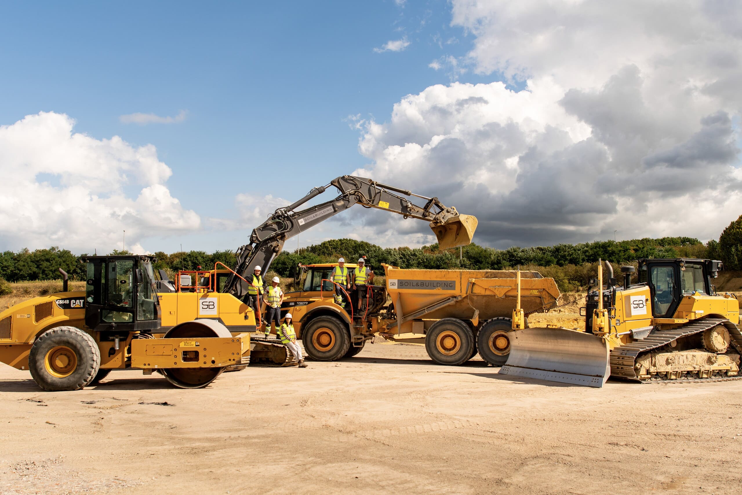 Machinepark en ploeg van Soil & Building op de werf: wals, kraan, dumper en bulldozer