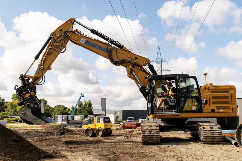 Rupsgraafmachine van Soil & Building op de werf