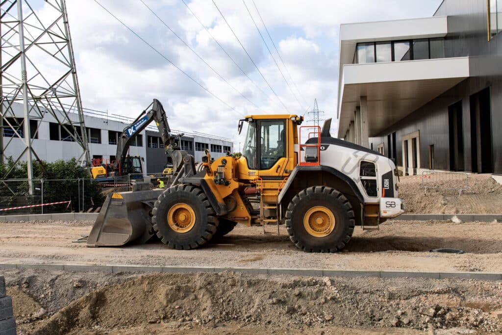 Wiellader van Soil & Building op de werf