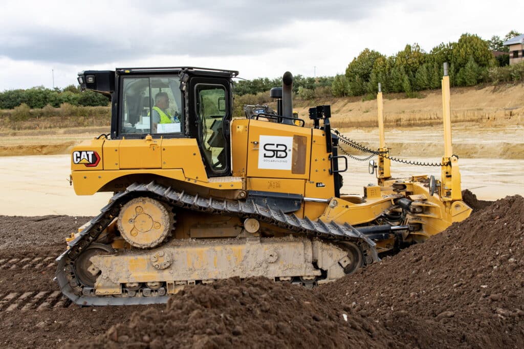 Bulldozer van Soil & Building egaliseert grond